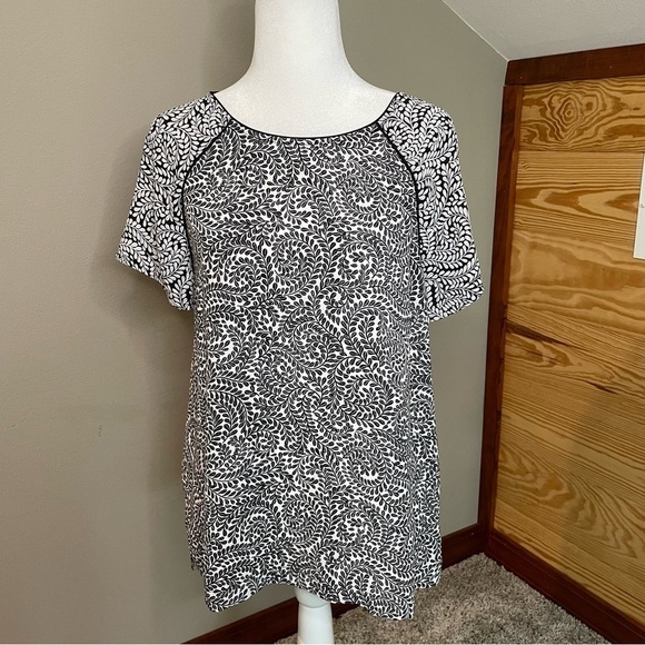 Ann Taylor Loft Black White Floral Vine Print Short Sleeve Top Medium - Picture 1 of 7